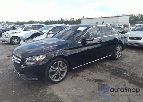 2018 Mercedes-Benz C 300 z USA, uszkodzony, nr VIN 55SWF4JB7JU249655